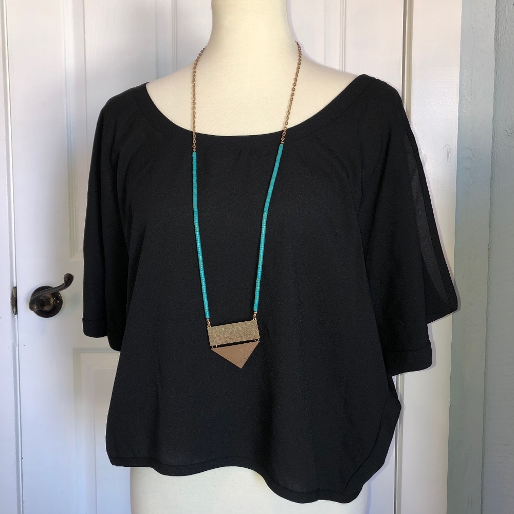 Black sleeveless top‎ with button up back